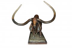 （六）吴广威的铜牛塑像